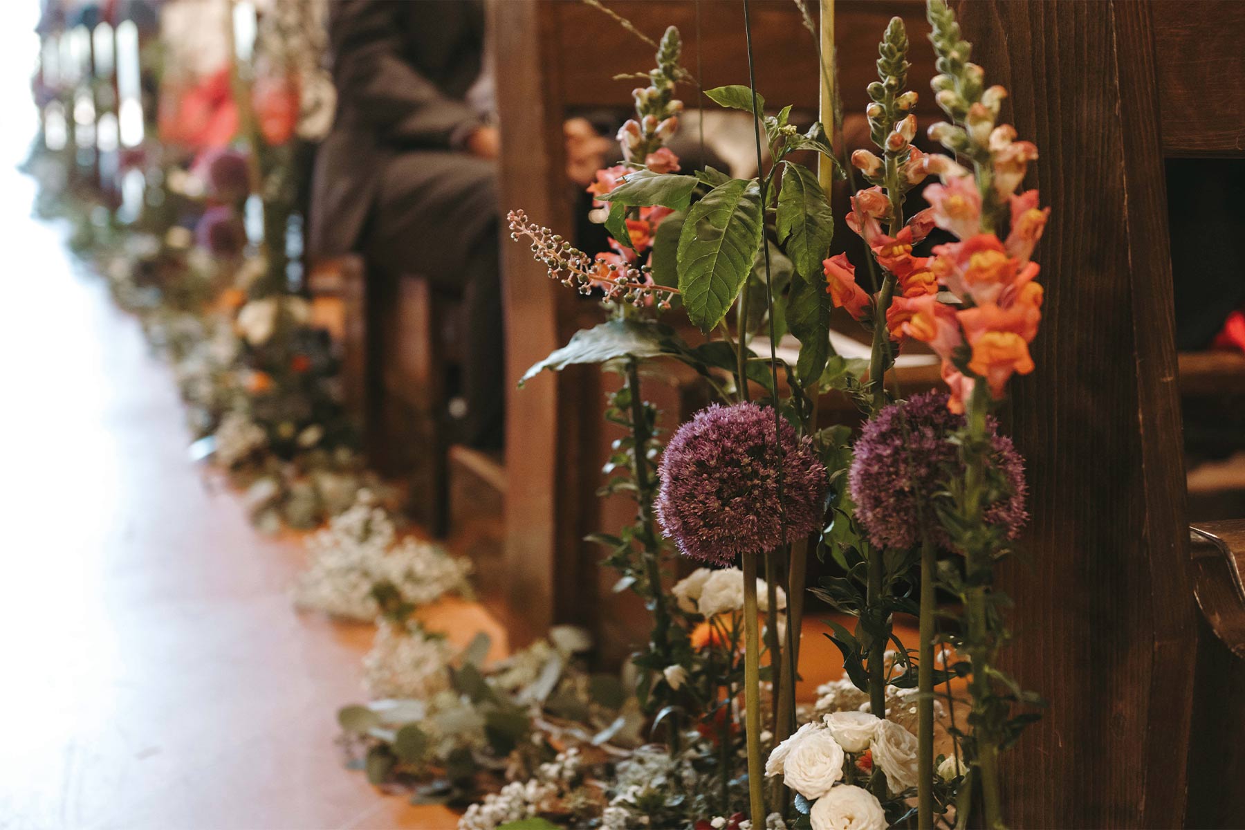 Allestimenti floreali in chiesa per matrimonio non convenzionale shabby chic