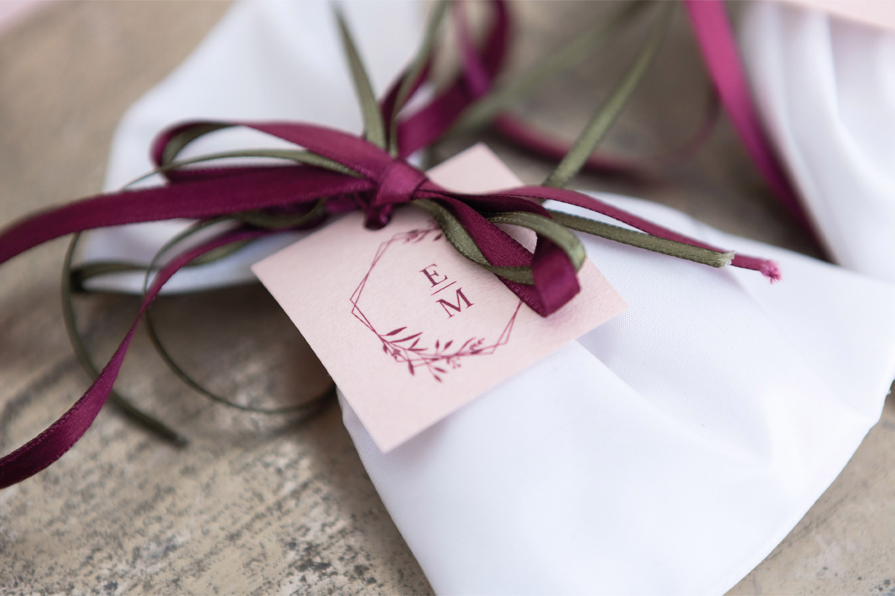 Confetti di matrimonio con dettagli bordeaux e verdi