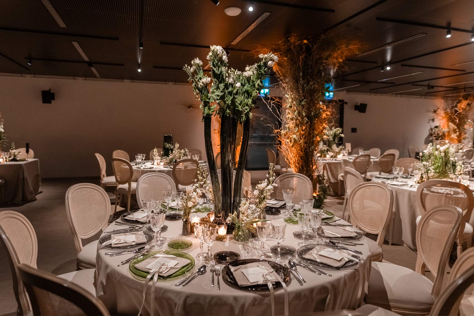 Allestimento raffinato tavoli tondi per matrimonio al LAC Lugano wedding